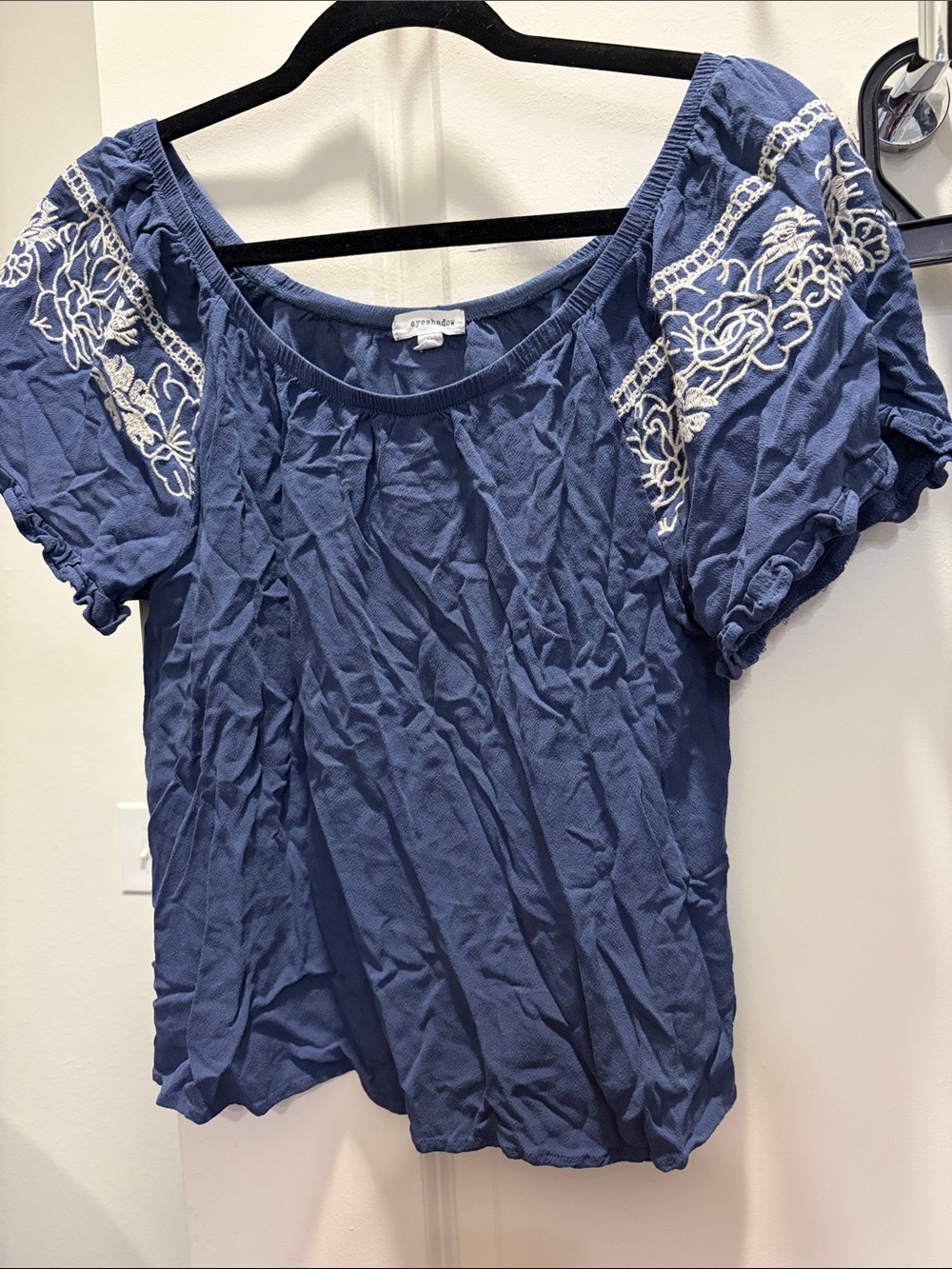 Eyeshadow Blue Short-Sleeve Scoop Top with White Floral Embroidery
